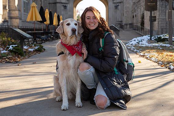 学生与服务犬在纪念联盟前合影